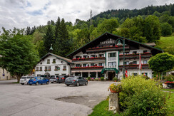 Außenansicht Hotel mit großem Parkplatz
