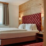 obrázek family room with shower or bath tube, WC