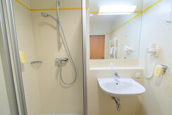 badezimmer-jufa-hotel-donnersbachwald-almerlebnis-