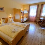 Pomiń zdjęcie family room with bath tube, WC