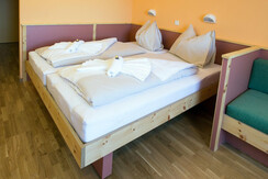 doppelbett-doppelzimmer-jufa-hotel-planneralm-alpi