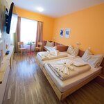 Pomiń zdjęcie Pokój trzyosobowy, prysznic, WC