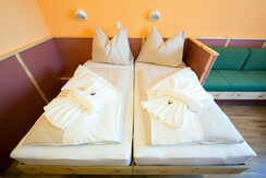 doppelbett-doppelzimmer-jufa-hotel-planneralm-alpi