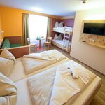 Pomiń zdjęcie Pokój pięcioosobowy, prysznic, WC