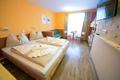 doppelbett-familienzimmer-jufa-hotel-planneralm-al