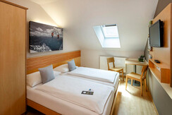 doppelbett-bild-tv-sitzecke-dz-jufa-hotel-schladmi