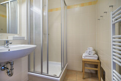 jufa-hotel-schladming-zimmer-ff3-bad-1440x1013