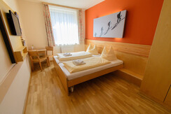 doppelbett-doppelzimmer-jufa-hotel-schladming-fens