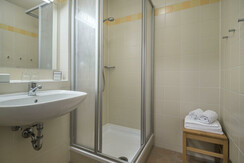 jufa-hotel-schladming-zimmer-ff5-bad-1440x1013