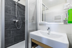 badezimmer-jufa-hotel-schladming-waschbecken-dusch