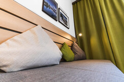 kissen-familienzimmer-jufa-hotel-schladming-lampe