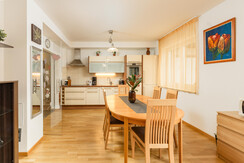 Top 2 spacious living and dining area