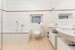 Top 2 Bathroom 1 with bathtube