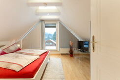 Schlafzimmer mit Doppelbett - Nickel