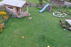 Spielhaus mit Sitz- u. Grillplatz