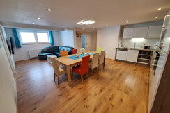 Wohnzi mit Küche u ETisch