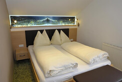 Schlafzimmer mit Doppelbett