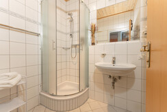 Badezimmer mit Dusche