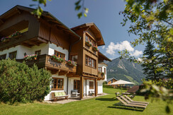 Terrasse und Liegewiese