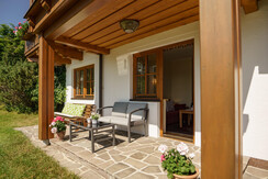 Überdachte Terrasse und Garten