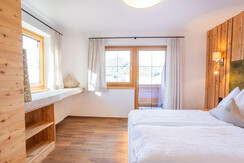 Gemütliche Fensterbank im Schlafzimmer