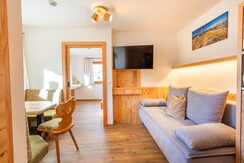 Wohnbereich mit Glasfaser-TV