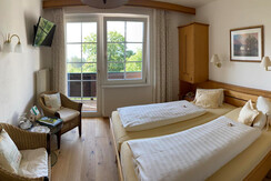 Room with balcony to the garden 04a