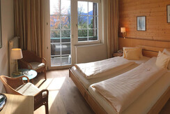 Room with balcony to the garden 02a