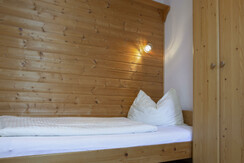 Schlafzimmer mit Bio-Schlafsofa und Einzelbett