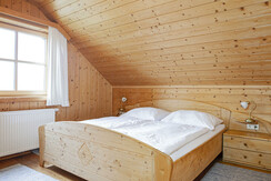 Schlafzimmer mit Doppelbett