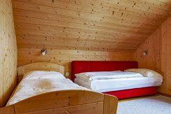 Schlafzimmer mit Schlafsofa und Einzelbett