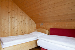 Schlafzimmer mit Schlafsofa und Einzelbett