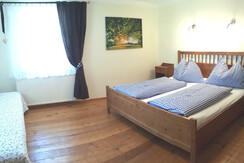 Schlafzimmer süd-ost mit Ausziehcouch