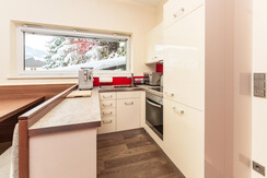 TOP 4 - Kitchenette with dining table