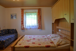 Schlafzimmer 1 mit Bad und WC