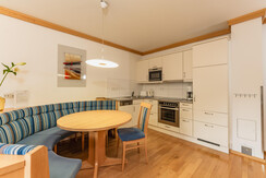 Lilie - Dining space and kitchen