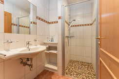 Lilie - Bathroom 1 with shower