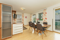 Top 6 - generous dining area