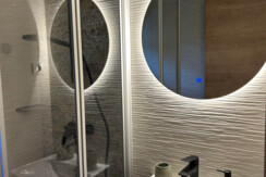 Badezimmer mit beheiztem Spiegel