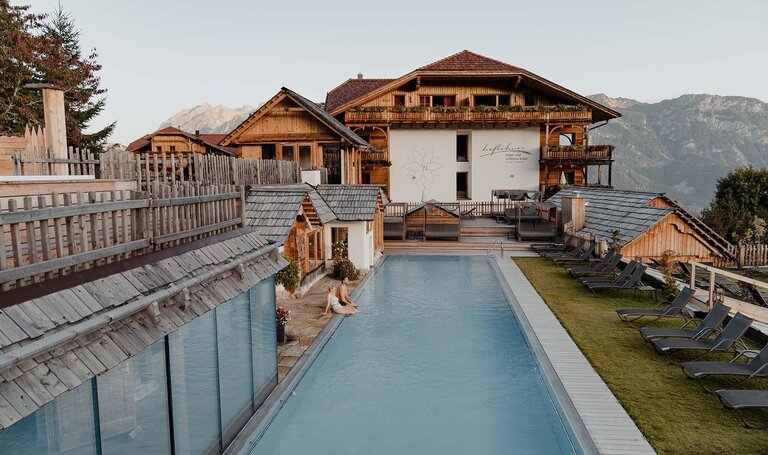 Hotelansicht-Sportbecken