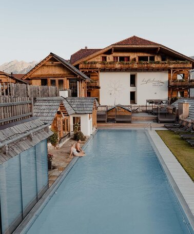 Hotelansicht-Sportbecken