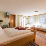 obrázek room with 4 beds with shower, WC