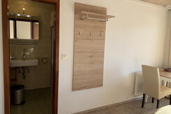 Badezimmer mit Dusche und WC