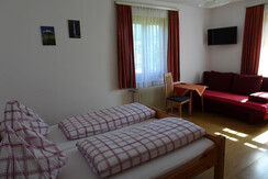 Die Sonne strahlt ins Zimmer