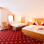 Pomiń zdjęcie room with 4 beds with bath tube, WC