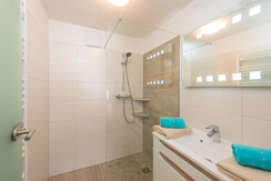 bathroom for the big bedroom