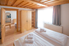 Schlafzimmer mit Blick zur Küche