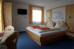 Dreibettzimmer mit Balkon