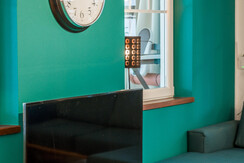 Schwenkbarer Smart TV im Wohnzimmer