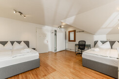 Schlafzimmer 2 mit 2 Doppelbetten und Aussicht